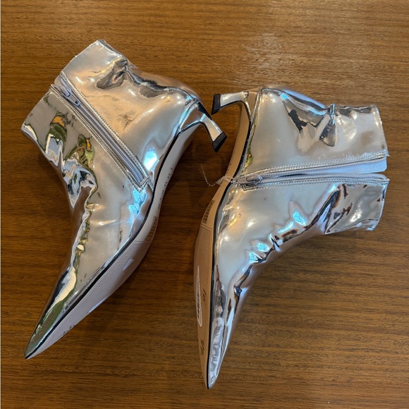 BRAND NEW - NWOB- Gianni Bini Metallic Silver Ankle Boots sz 10 - Picture 6 of 10